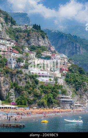 Resort Hotels und die Klippen von Positano über das mediterrane Meer entlang der Küste von Amalfi, Kampanien, Italien Stockfoto