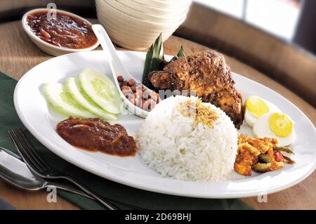 Asiatische Küche Nasi Lemak mit Huhn Rendang Stockfoto
