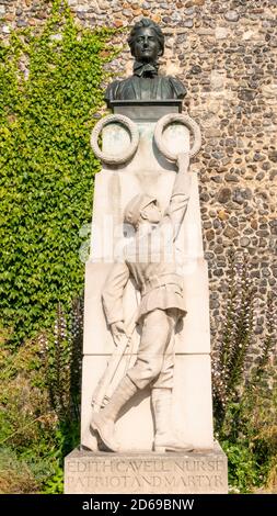 Bronzebüste der Edith Cavell Statue auf einem Sockel mit Ablösung eines Soldaten, der ihr vor der Norwich Cathedral Norwich Norfolk England UK gedenkt Stockfoto