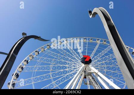 Brisbane, Australien - 21. März 2020: Ein Riesenrad im Zentrum von Brisbane, Australien an einem klaren, sonnigen Tag. Stockfoto