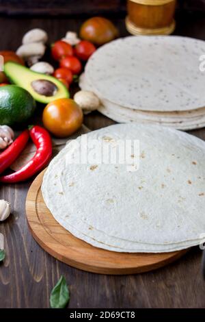 Hausgemachte mexikanische Tortillas mit Gemüse auf dem Tisch Stockfoto