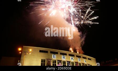 Budapest, Ungarn - 01/01/2019: Neujahrsfest vor dem berühmten Opernhaus Erkel Theater mit Feuerwerk. Stockfoto