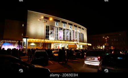 Budapest, Ungarn - 01/01/2019: Vorderansicht des beliebten Opernhauses Erkel Theater mit Besuchern, die nach der Vorstellung am Silvesterabend gehen. Stockfoto