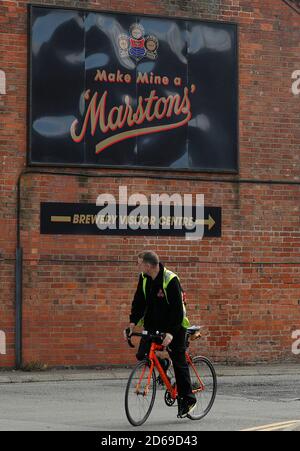 Burton Upon Trent, Staffordshire, Großbritannien. Oktober 2020. Ein Arbeiter verlässt die Brauerei von MarstonÕs, nachdem das Unternehmen angekündigt hatte, dass es nach neuen Einschränkungen bis zu 2,150 ausgefeilte Arbeitsplätze abschaffen würde, um die Ausbreitung des Coronavirus einzudämmen. Credit Darren Staples/Alamy Live News. Stockfoto