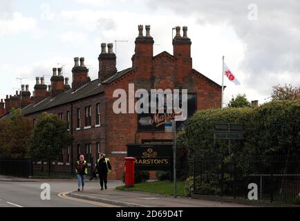 Burton Upon Trent, Staffordshire, Großbritannien. Oktober 2020. Die Arbeiter verlassen die Brauerei MarstonÕs, nachdem das Unternehmen angekündigt hatte, nach neuen Beschränkungen, um die Ausbreitung des Coronavirus einzudämmen, bis zu 2,150 Arbeitsplätze mit Furlought zu entbinden. Credit Darren Staples/Alamy Live News. Stockfoto