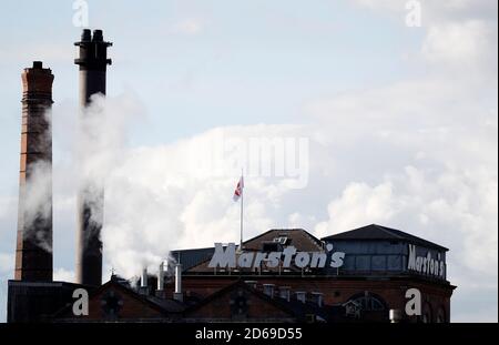 Burton Upon Trent, Staffordshire, Großbritannien. Oktober 2020. Ein Blick auf die Brauerei MarstonÕs, nachdem das Unternehmen angekündigt hatte, dass es bis zu 2,150 ausgehohlte Arbeitsplätze nach neuen Beschränkungen zur Eindämmung der Ausbreitung des Coronavirus abschaffen würde. Credit Darren Staples/Alamy Live News. Stockfoto