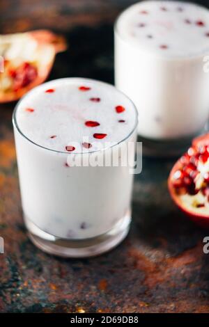 Traditionelles indisches Getränk - Lassi - kaltes Youturt-Dessert mit den Granatapfelsamen Stockfoto