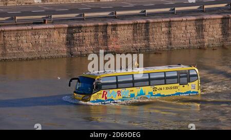 Budapest, Ungarn - 12/29/2018: Gelb gefärbte lustig aussehende amphibische Bus Fahrzeug auf Donau Durchführung Tour für Touristen auf Land und Wasser. Stockfoto