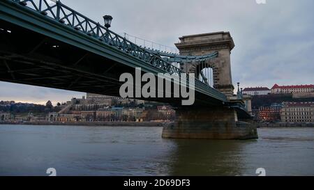 Budapest, Ungarn - 12/29/2018: Blick auf die historische Széchenyi Kettenbrücke (eröffnet 1849) über die Donau zwischen Buda und Pest. Stockfoto