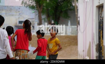 Sikar, Rajasthan, Indien - Aug 2020: Gruppe von Kindern aus ländlichen Indien lächeln und haben gute Zeit zusammen weg von der Hektik der städtischen Straße Stockfoto