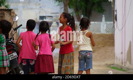 Sikar, Rajasthan, Indien - Aug 2020: Gruppe von Kindern aus ländlichen Indien lächeln und haben gute Zeit zusammen weg von der Hektik der städtischen Straße Stockfoto