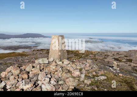 Der Gipfel von Beinn Ceannabeinne mit Blick über die Wolke nach Durness und Cape Wrath, Sutherland, Schottland, Großbritannien Stockfoto