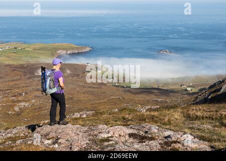 Walker genießen den Blick nach Norden vom Gipfel des Beinn Ceannabeinne in Richtung Mist Shrouded Beach von Sangobeg, Durness, Sutherland, Schottland, Großbritannien Stockfoto