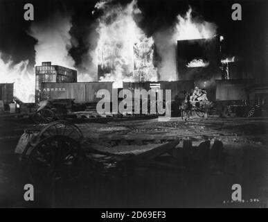 Stunt Doubles for Rhett Butler and Scarlet O'Hara in Atlanta Fire scene in GONE WITH THE WIND 1939 Regisseur VICTOR FLEMING Roman Margaret Mitchell Musik Max Steiner Kostüme Walter Plunkett Produzent David O. Selznick Selznick International Pictures / Metro Goldwyn Mayer Stockfoto