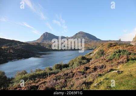 Die Quinag Mountains mit Blick auf Loch Loch A' Chàirn Bhàin, Assynt, NW Highlands of Scotland, UK Stockfoto