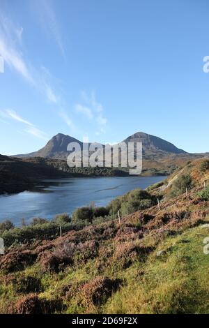 Die Quinag Mountains mit Blick auf Loch Loch A' Chàirn Bhàin, Assynt, NW Highlands of Scotland, UK Stockfoto