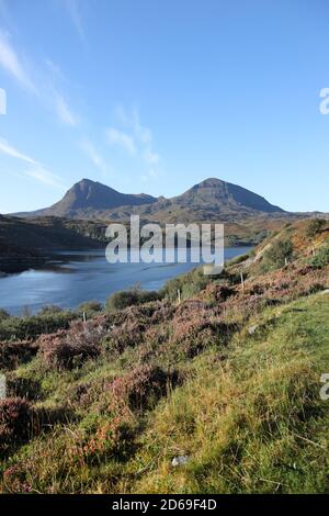 Die Quinag Mountains mit Blick auf Loch Loch A' Chàirn Bhàin, Assynt, NW Highlands of Scotland, UK Stockfoto