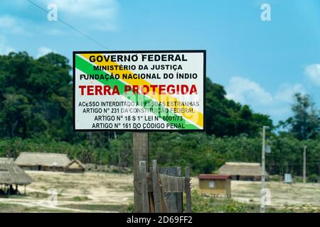 FUNAI Plakette des indigenen Landreservats am Amazonas, para, Brasilien an sonnigen Sommertagen. Das Regierungszeichen begrenzt das Gebiet im Gesetz. Stockfoto