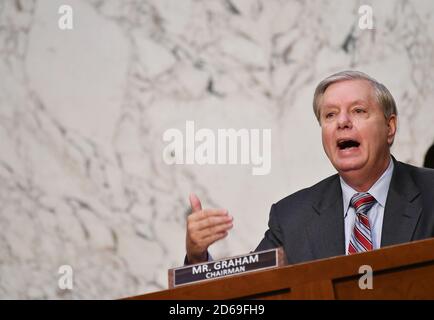 Senator der Vereinigten Staaten Lindsey Graham (Republikaner von South Carolina), Vorsitzender des Justizausschusses des US-Senats, spricht während einer Geschäftssitzung des Justizausschusses des Senats im Hart Senate Office Building auf dem Capitol Hill in Washington, DC am 15. Oktober 2020. Kredit: Mandel Ngan/Pool über CNP /MediaPunch Stockfoto