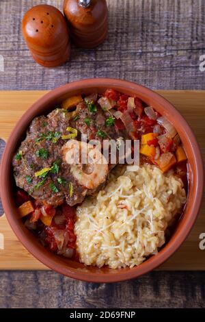 Ossobuco. Kalbsschenkel mit Safranrisotto in mailänder, Gremolata und Sauce. Traditionelles italienisches Gericht. Nahaufnahme. Stockfoto