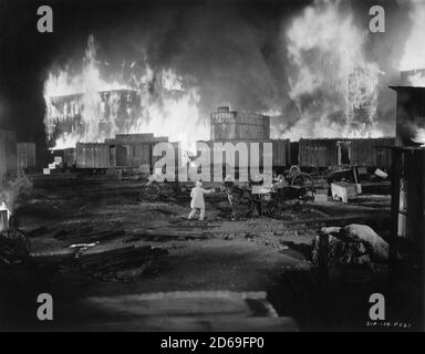 Stunt Doubles for Rhett Butler and Scarlet O'Hara in Atlanta Fire scene in GONE WITH THE WIND 1939 Regisseur VICTOR FLEMING Roman Margaret Mitchell Musik Max Steiner Kostüme Walter Plunkett Produzent David O. Selznick Selznick International Pictures / Metro Goldwyn Mayer Stockfoto