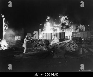 Stunt Doubles for Rhett Butler and Scarlet O'Hara in Atlanta Fire scene in GONE WITH THE WIND 1939 Regisseur VICTOR FLEMING Roman Margaret Mitchell Musik Max Steiner Kostüme Walter Plunkett Produzent David O. Selznick Selznick International Pictures / Metro Goldwyn Mayer Stockfoto