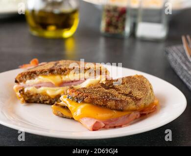 Gegrillter Schinken- und Käsesandwich mit Vollkorn-Toast Stockfoto