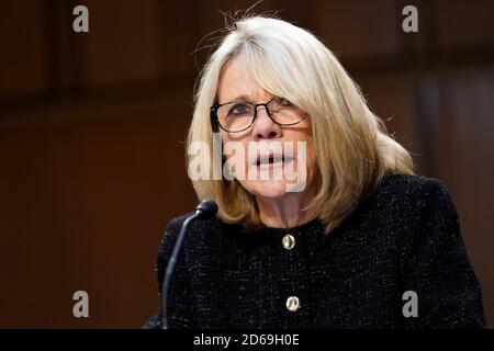 Washington, DC, USA. Oktober 2020. Pamela J. Roberts aus Kolumbien, Vertreterin der American Bar Association, bezeugt während der Bestätigungsverhandlung der Nominierten des Obersten Gerichtshofs Amy Coney Barrett vor dem Justizausschuss des Senats auf dem Capitol Hill in Washington, Donnerstag, den 15. Oktober 2020. (Foto: Susan Walsh/Pool/Sipa USA) Quelle: SIPA USA/Alamy Live News Stockfoto