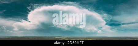 Luftaufnahme. Erstaunlicher Natürlicher Dramatischer Himmel Mit Regenwolken Über Dem Land Waldlandschaft Im Sommer Bewölkt Tag. Landschaftlich Schöner Himmel Mit Flauschigen Wolken Stockfoto