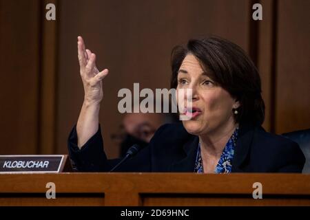 Die Senatorin der Vereinigten Staaten, Amy Klobuchar (Demokrat von Minnesota), hält während der Bestätigungsverhandlung für Richterin Amy Coney Barrett vor dem Justizausschuss des Senats auf dem Capitol Hill in Washington, DC, USA, am 15. Oktober 2020 eine Rede. Barrett wurde von Präsident Donald Trump zur Besetzung der im September verstorbenen Justizministerin Ruth Bader Ginsburg ernannt.Quelle: Shawn Thew/Pool via CNP /MediaPunch Stockfoto