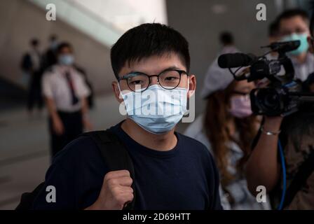 Hongkong, China. Oktober 2020. Die pro-demokratischen Aktivisten Joshua Wong treffen am Donnerstag, den 15. Oktober 2020, bei einem Gericht in Hongkong ein. Prominente Aktivisten Jimmy Lai und Joshua Wong waren unter mehr als zwei Dutzend Aktivisten, die vor Gericht erschienen, nachdem sie beschuldigt wurden, sich einer nicht autorisierten Versammlung bei einer Mahnwache am 4. Juni letzten Jahres zum Gedenken an den Jahrestag der Niederschlagung des Tiananmen 1989 angeschlossen zu haben.Quelle: May James/ZUMA Wire/Alamy Live News Stockfoto