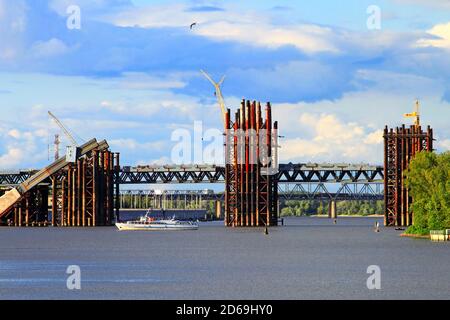 Bau der Podilsko-Woskresenskyi-Brücke oder der Podilskyi-Metro-Brücke, die Straße-Schiene-Brücke über den Fluss Dnjepr, Kiew, Ukraine sein wird Stockfoto