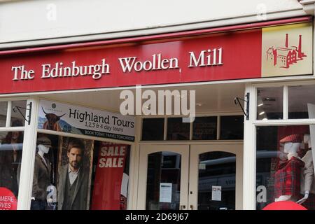 Filiale der High Street Retail-Kette Edinburgh Woolen Mill Stockfoto