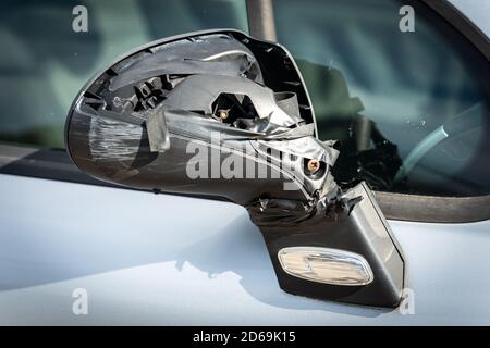 Nahaufnahme einer Seite gebrochenen Rückspiegel eines Autos, mit Klebeband befestigt. Verkehrsunfall in der Stadt. Stockfoto