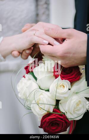 Bräutigam hält die Braut Hand in der Hand Stockfoto