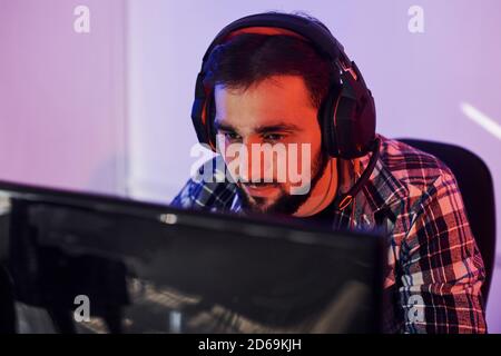 Portrait des jungen bärtigen Pro Gamer spielt in Online-Video Spiel Stockfoto