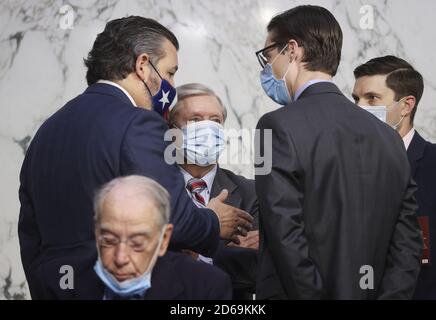 Washington, Usa. Oktober 2020. US-Senator Ted Cruz (R-TX) spricht mit dem Vorsitzenden des Justizausschusses des Senats, Lindsey Graham (R-SC), und Ausschussmitarbeitern, da Senator Charles Grassley (R-IA) während des vierten Tages der Bestätigungsanhörungen des Justizausschusses des US-Senats für Richterin Amy Coney Barrett am Capitol Hill in Washington in der Nähe sitzt. DC am Donnerstag, 15. Oktober 2020. Pool Foto von Jonathan Ernst/UPI Kredit: UPI/Alamy Live Nachrichten Stockfoto