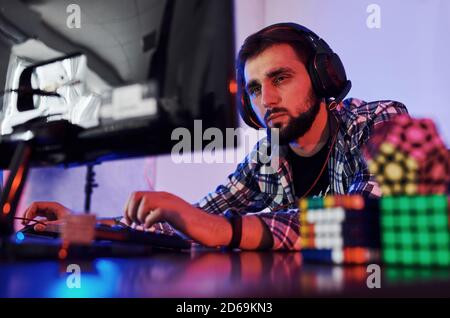 Portrait des jungen bärtigen Pro Gamer spielt in Online-Video Spiel Stockfoto