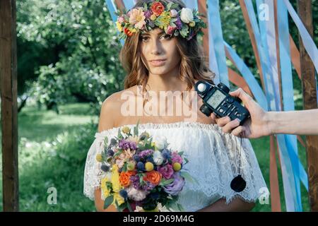 Fotograf, der Licht mit einem Lichtmesser auf ein wunderschönes Mädchen misst. Stockfoto