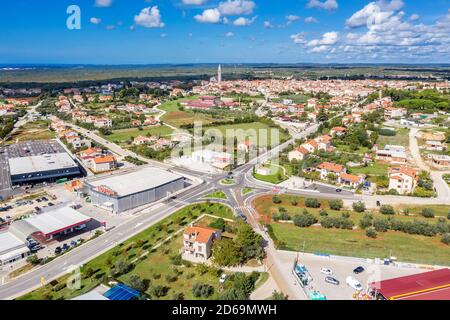 VODNJAN, KROATIEN - 6. OKTOBER 2020 - eine Luftaufnahme von Vodnjan, im Hintergrund die Pfarrkirche St. Blasius mit dem höchsten Turm (62 m) in Istrien, Cr Stockfoto