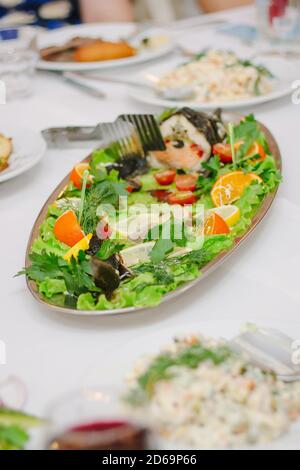 Großer Fisch auf dem Tisch während der Catering-Veranstaltung. Catering-Buffet Stockfoto