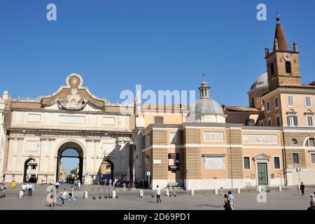 Porta del Popolo und Kirche Santa Maria del Popolo, Piazza del Popolo, Rom, Italien Stockfoto