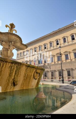 Brunnen und Palazzo Farnese, Piazza Farnese, Rom, Italien Stockfoto