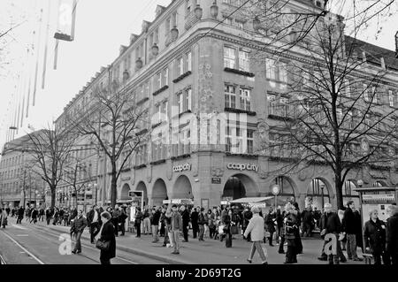 Die Bahnhofstrasse in Zürich an X-M As-Shopping - Zeit voll von Menschen Stockfoto