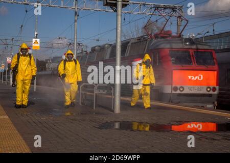 Moskau, Russland. 15. Oktober 2020 Russian Emergency Situations während der neuen Coronavirus COVID-19 Pandemie in Russland desinfizieren Angestellte des Ministeriums das Gebiet des Jaroslawski Bahnhofs in Moskau Stockfoto