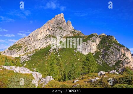 Wunderschöne Sommerlandschaft, traumhafter Alpenpass und hohe Berge, Dolomiten, Italien, Europa Stockfoto