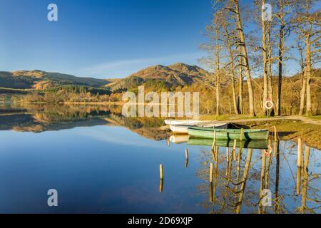 Ben Venue und Boote, die am Ufer des Loch festgemacht wurden Achray Stockfoto