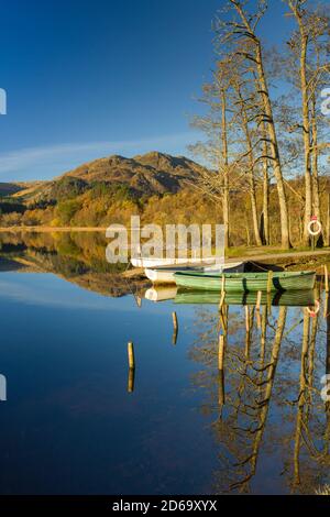 Ben Venue und Boote, die am Ufer des Loch festgemacht wurden Achray Stockfoto