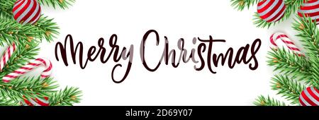 Frohe Weihnachten Kalligraphie Schrift horizontale Banner weißen Hintergrund. Vektor 3d realistische Darstellung von grünen Kiefern Äste, rote Kugeln, gestreift Stock Vektor