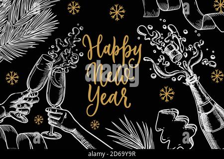 Happy New Year Feier Banner, Poster Design. Paar Hände mit zwei Gläsern, einer Flasche Champagner und einem goldenen Kalligraphie-Schriftzug. Kreide Skizze vect Stock Vektor